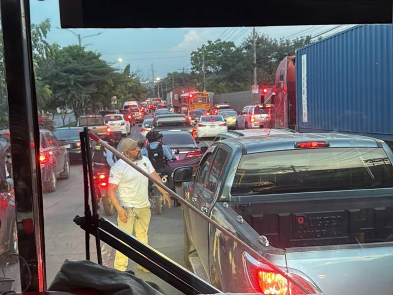 Por el tráfico, los catrachos no han llegado al estadio.