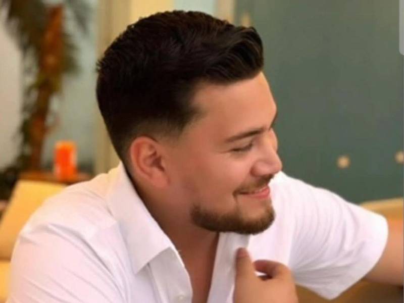 Con profunda tristeza, Jessenia Leiva, madre de Hernán Martínez, se despide de su hijo.