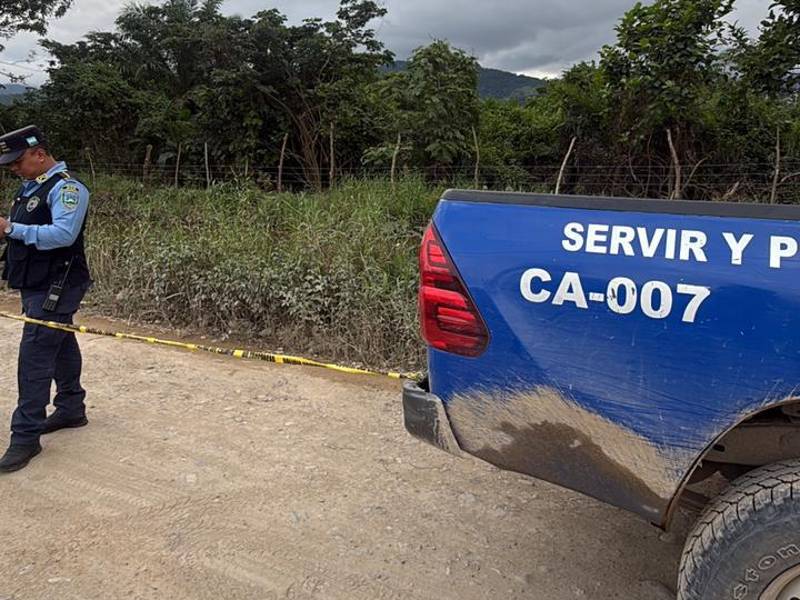 La policía llegó al lugar del hallazgo del cuerpo para iniciar con las investigaciones.