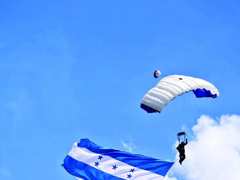 El show de paracaidistas de las Fuerzas Armadas siempre es la atracción de los desfiles del 15 de septiembre. Esta vez una mujer y 15 hombres cautivaron a los cientos de hondureños que llegaron al estadio Nacional.