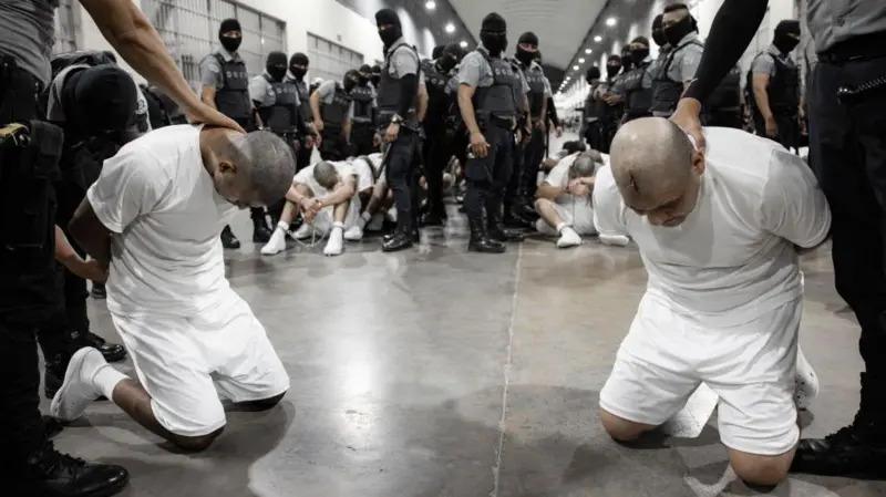 Palizas, humillaciones y amenazas: revelan torturas a migrantes en la megacárcel