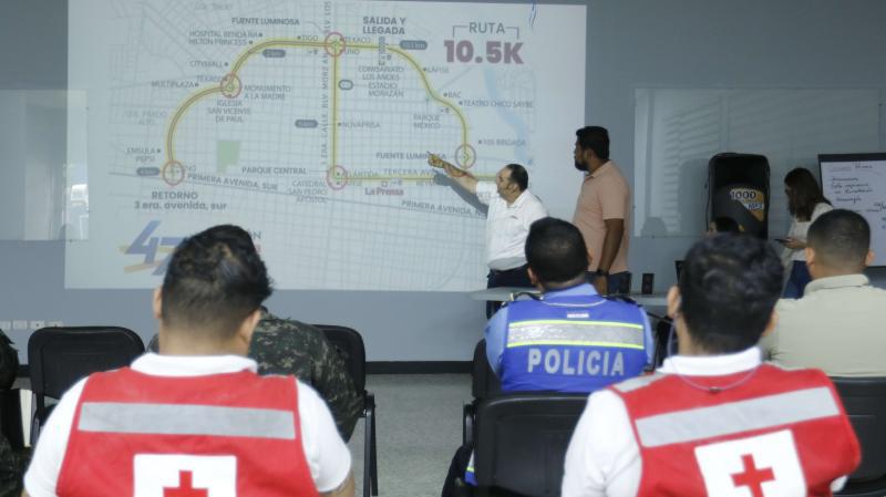 Los miembros de los cuerpos de socorro presentes junto a los organizadores de la Maratón LA PRENSA reunidos ayer en San Pedro Sula.