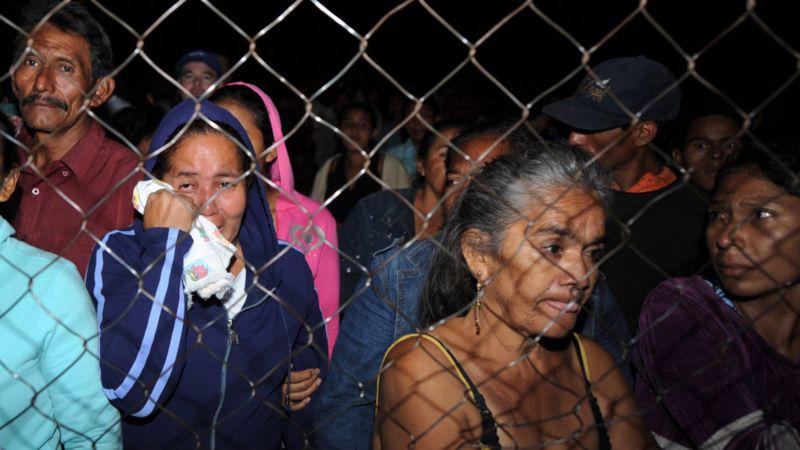 Familiares de los reclusos esperando noticias sobre sus seres queridos.