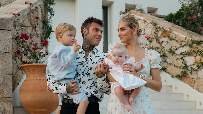 La pareja junto a sus hijos.