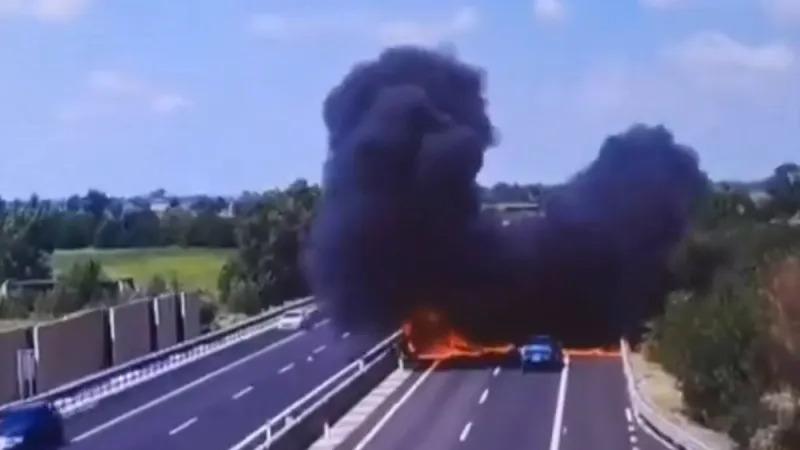 Avioneta se estrella sobre una autopista en Italia y estalla en llamas