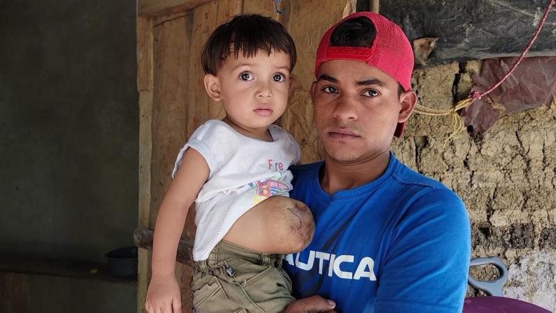 El pequeño José Manuel junto a su padre.