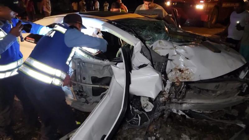 Así quedó el vehículo, color blanco, en el que se conducían los fallecidos y las personas que resultaron heridas en Chalmeca, Nueva Arcadia (Copán).