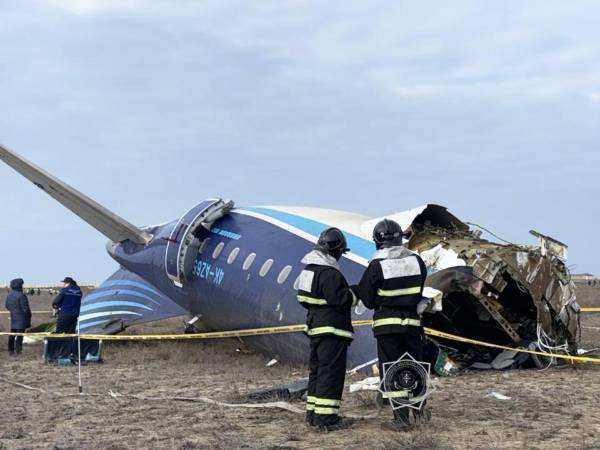 Miembros de los servicios de emergencias examinan los restos del avión que se estrelló en el oeste de Kazajistán. El siniestro dejó 38 muertos y 29 supervivientes, según fuentes oficiales.