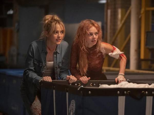 Kathryn Newton y Samara Weaving en una escena de Boda sangrienta 2.