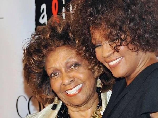 Ciccy en una imagen de archivo junto a Whitney Houston, quien murió en el 2012.