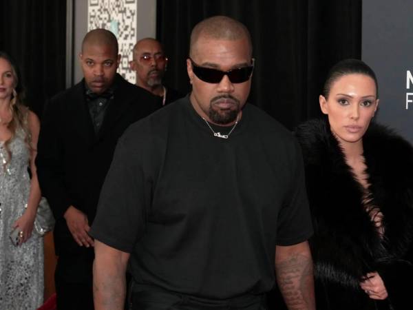Kanye West y Bianca Censori anoche, en la alfombra roja de los premios Grammy 2025.