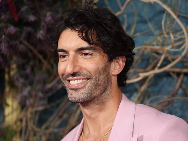 Justin Baldoni, nacido el 24 de enero de 1984 en Los Ángeles, California, es un actor, director y productor estadounidense que ha ganado reconocimiento en la industria del entretenimiento por su versatilidad y talento. Criado en Medford, Oregón, Baldoni proviene de una familia diversa, con raíces judías e italianas, y es un devoto practicante de la Fe Bahá’í.