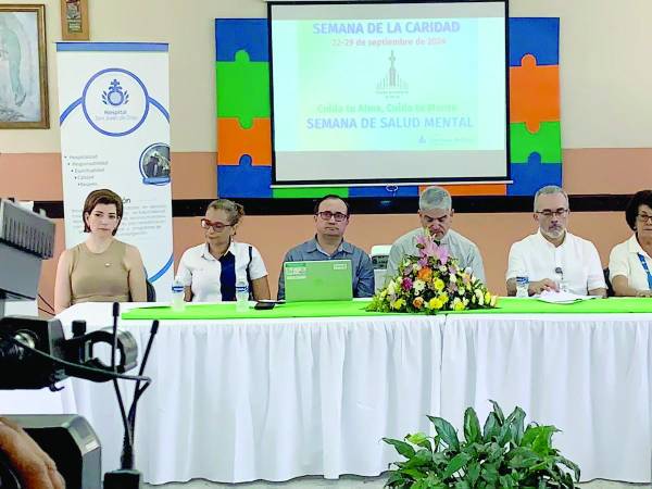 El párroco de la San Vicente de Paúl, Fausto Henríquez, y personal de San Juan de Dios. Foto cortesía redes sociales.