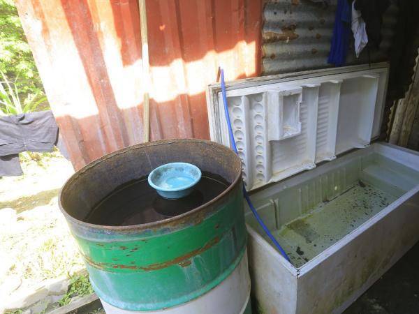 El almacenamiento de agua carece de condiciones higiénicas adecuadas, lo que favorece la aparición de enfermedades en los habitantes del hogar.