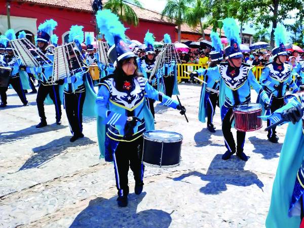 Los instrumentos musicales percutidos magistralmente por los integrantes de las bandas marciales pusieron el ritmo, y los estudiantes de segunda enseñanza, el civismo y el amor a la patria. Así festejaron a lo grande el 203 aniversario de independencia de Honduras.