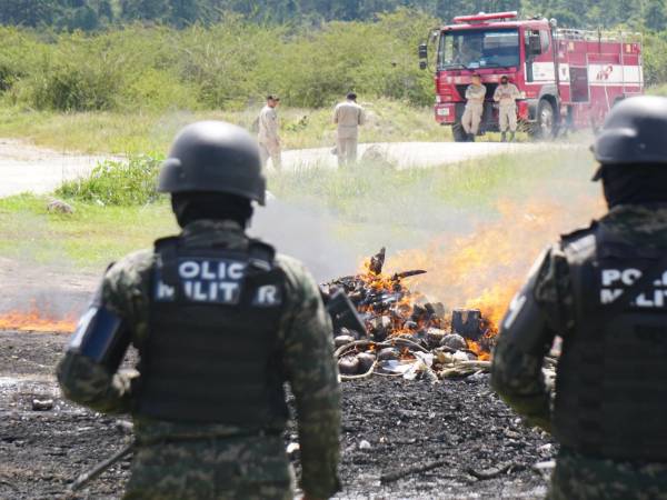 Militares de Honduras incineran 334 paquetes de droga.