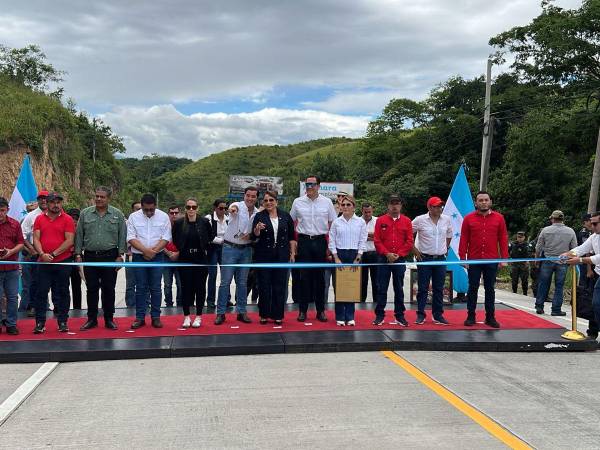 La presidenta Xiomara Castro llegó esta mañana a Naco, Santa Bárbara., acompañada de funcionarios locales.