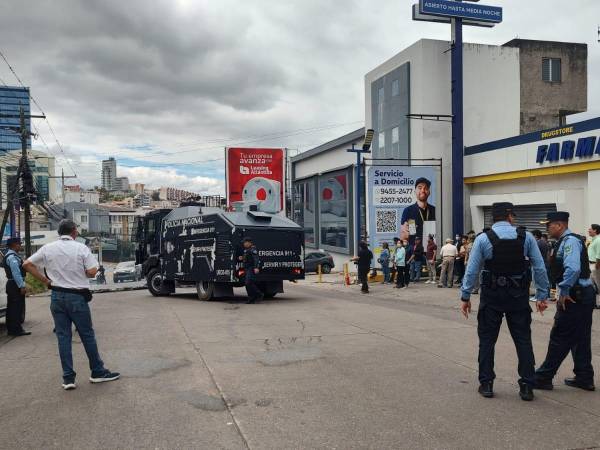 Empleados del PNRP protestan en Tegucigalpa para exigir el pago de salarios atrasados.