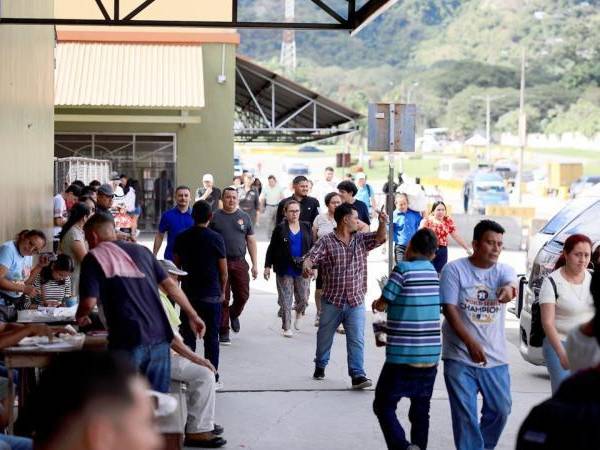Pasajeros se movilizan en las terminales del país en la antesala de la Semana Morazánica, en medio de la preocupación generalizada por el alza en los costos del transporte.