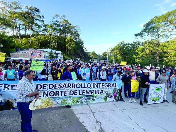 La protesta obstaculizó el paso vehicular en la carretera del occidente todo el día.