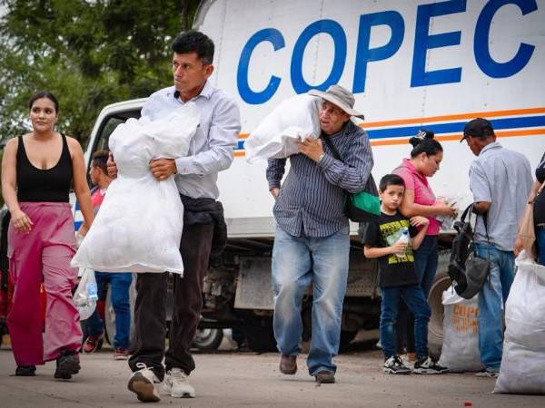 Las autoridades dijeron que cada saco, con comida y medicamentos, está valorado en 4,000 lempiras.