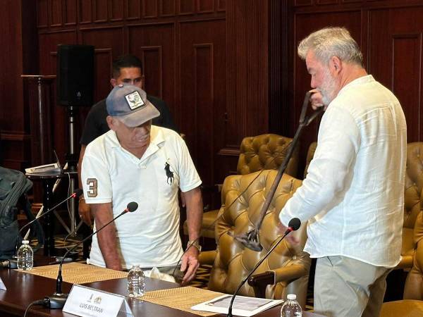 El alcalde Roberto Contreras dijo en conferencia de prensa que no permitirán maltrato animal en el municipio. En la foto junto al dueño de “Lucero” el caballo recuperado.