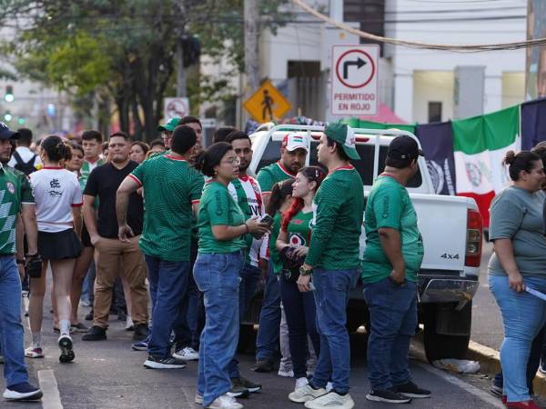 Cientos de aficionados haciendo fila para ingresar al estadio Morazán previo a la final Marathón vs Motagua.