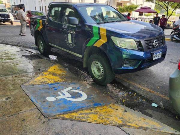 En pleno centro de la ciudad, en la propia quinta avenida del barrio El Centro, es decir, detrás de la municipalidad de San Pedro Sula, una patrulla de la Policía Municipal debió “autoenchacharse” por estar mal estacionado y de paso tapar una rampa para los ciudadanos que usan sillas de ruedas. ¡Bárbaros!.