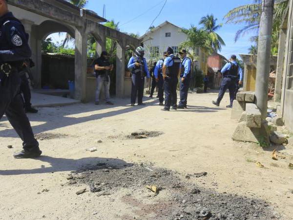 En una calle céntrica de la comunidad de La Fragua mataron a al menos cuatros jóvenes. Uno de ellos iba a bordo de una motocicleta cuando fue atacado a tiros.