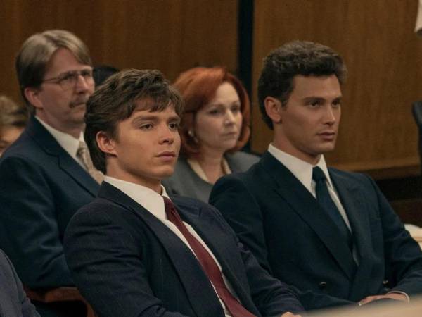 Los actores Nicholas Chávez y Cooper Koch dan vida a los hermanos Lyle y Erik Menéndez, respectivamente.