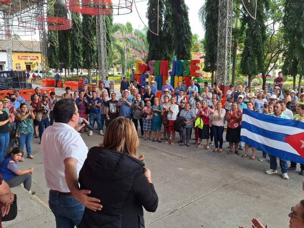 Los médicos cubanos ya fueron despedidos por cierta parte de la población en las comunidades donde se encontraban laborando.