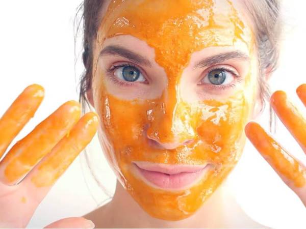 Para usar la miel como mascarilla, se puede aplicar una cucharada sobre la piel limpia y seca, dejarla reposar por 15-20 minutos y enjuagar con agua fría.