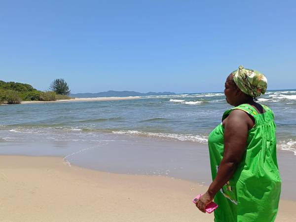 Graciela Martínez es una de las pocas pobladoras garífunas de la comunidad de Miami, Tela. La falta de empleo, servicios básicos y el embate climático han hecho que la mayoría ahí, haya emigrado a zonas urbanas o fuera del país.