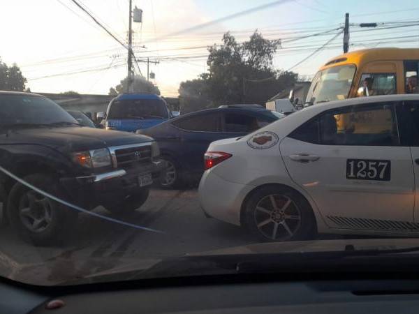 Tráfico vehicular este miércoles 5 de febrero en ambas trochas de la 33 calle de San Pedro Sula.