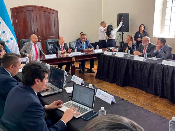 <b><span class=mln_uppercase_mln>socialización.</span></b> Miembros de la Comisión de Presupuesto del CN reunidos con directivos del Cohep.