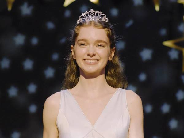 La actriz canadiense Summer H. Howell interpreta a Carrie White.