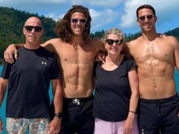 Los padres de los surfistas australianos desaparecidos en México viajaron a Baja California para identificar los cuerpos de sus hijos.