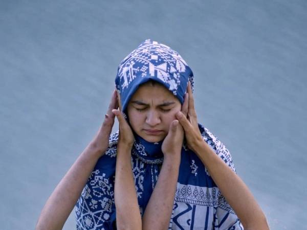 Gómez, junto con la otra directora del largometraje, Paula Iglesias, viajaron a Baltistán, una región en el extremo norte de Pakistán incrustada entre Afganistán, China e India, para contar la lucha de Aniqa Bano, una mujer que da a luz una niña sorda, Narjis, en una sociedad en donde las personas con discapacidades son abandonadas a su suerte.