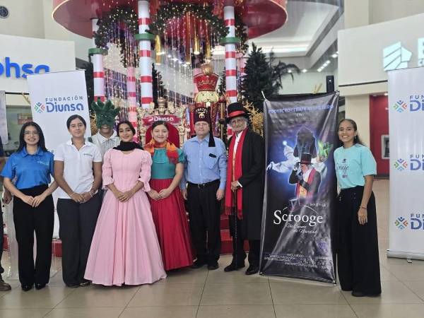 Parte del elenco y equipo de producción de Scrooge junto con representantes de Diunsa en la conferencia de prensa que se realizó este 12 de noviembre en Plaza Pedregal.
