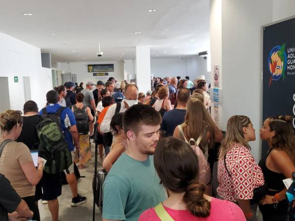 Un calvario viven los pasajeros que a diario pasan por el aeropuerto Juan Manuel Gálvez, de Roatán, debido al poco personal que hay para atender.