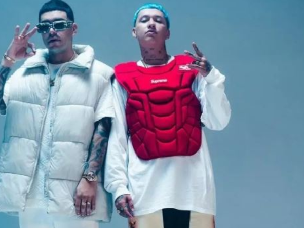 Los cantantes colombianos Ryan Castro y Blessd.