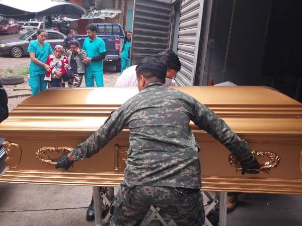 El cuerpo del policía siendo retirado de la morgue en Tegucigalpa.
