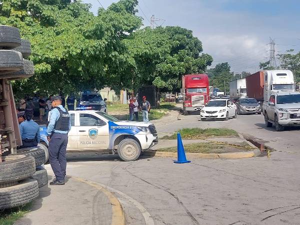Rastra se vuelca en parada de buses y deja una persona muerta en San Pedro Sula