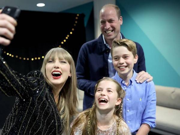 La cantante Taylor Swift posa con el príncipe Guillermo y sus hijos Jorge y Carlota.