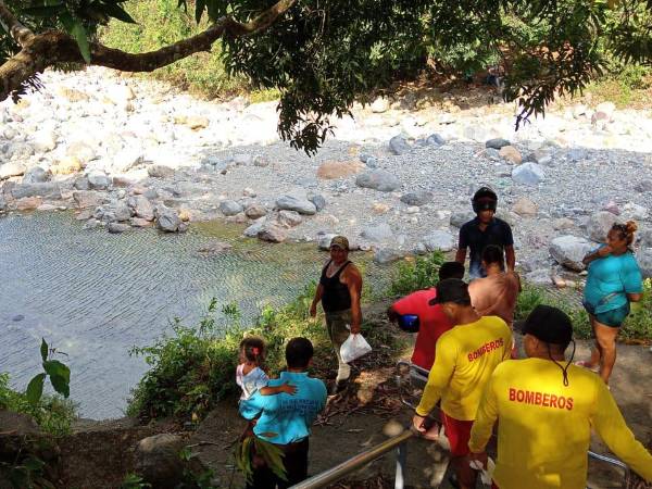 El cuerpo fue sacado del río por miembros del Cuerpo de Bomberos y llevado a la parte alta donde Medicina Forense realizó el levantamiento.