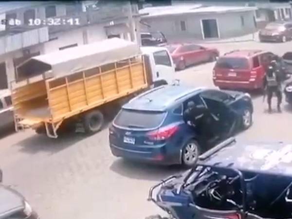 Un total de 13 hombres armados asaltaron en la mañana de este sábado un reconocido autolote de San Pedro Sula.