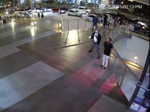 Desplome de una terraza deja dos muertos y quince heridos en plaza comercial de México