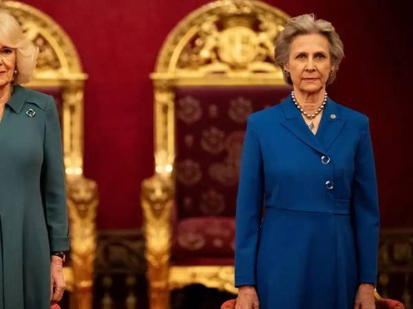 ¡Días difíciles para la reina Camilla! La monarca ha tenido que suspender sus compromisos oficiales esta semana debido a problemas de salud. Un portavoz del Palacio de Buckingham confirmó que “Su majestad se encuentra actualmente indispuesta debido a una infección en el pecho”. Esta afección la mantendrá alejada de sus funciones hasta nuevo aviso, mientras recibe el cuidado necesario para su pronta recuperación.