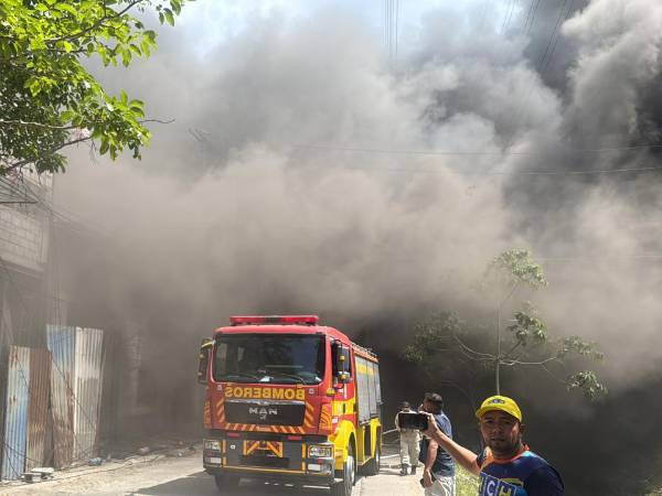 Un incendio se registró en una fábrica de camas ubicada en la colonia Villa Olímpica de San Pedro Sula, donde elementos del Cuerpo de Bomberos trabajan para controlar las llamas