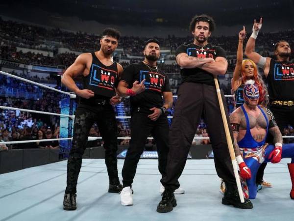 A Bad Bunny le encanta la WWE, nunca lo ha negado y desea ser del bando de los villanos. Tanto es así, que a veces dice: “Voy a dejarlo todo y dedicarme a la lucha libre a tiempo completo”.